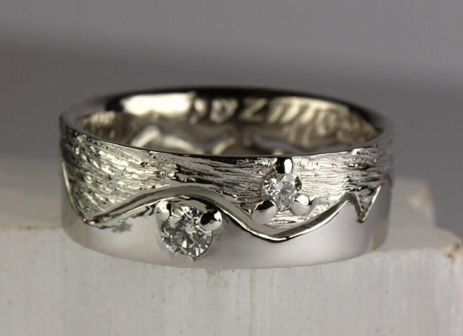 Alliance Onde qui Relie – Constellation Étoile Jumelle – Atelier du Soleil Fou Alliance Onde qui Relie - constellation de pierres précieuses Étoile Jumelle - deux diamant blancs -deux anneaux démontables platine - texture magicien du printemps et finition polie - Collection « Nos Inspirations
