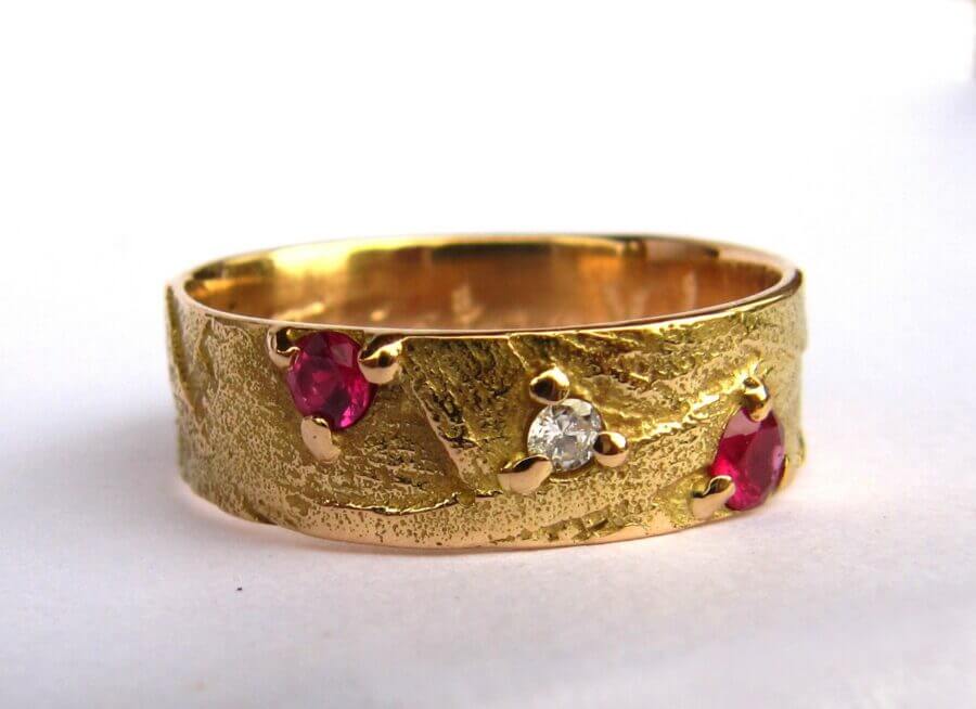 Alliance Portée du Vent - constellation de pierres précieuses Orion - un diamant et deux rubis - or jaune - texture bois - Collection « Nos Inspirations