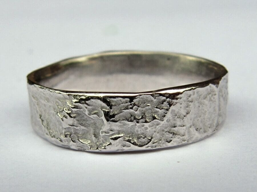 Alliance Retour au Tibet – Or Blanc Rhodié – Atelier du Soleil Fou Alliance Retour au Tibet - or blanc rhodié - Collection « Nos Inspirations : Feu » - Atelier du Soleil Fou