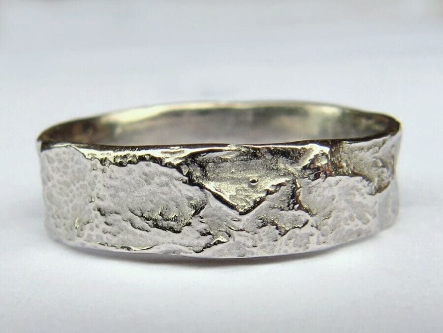 Alliance Retour au Tibet – Or Blanc Rhodié – Atelier du Soleil Fou Alliance Retour au Tibet - or blanc rhodié - Collection « Nos Inspirations : Feu » - Atelier du Soleil Fou