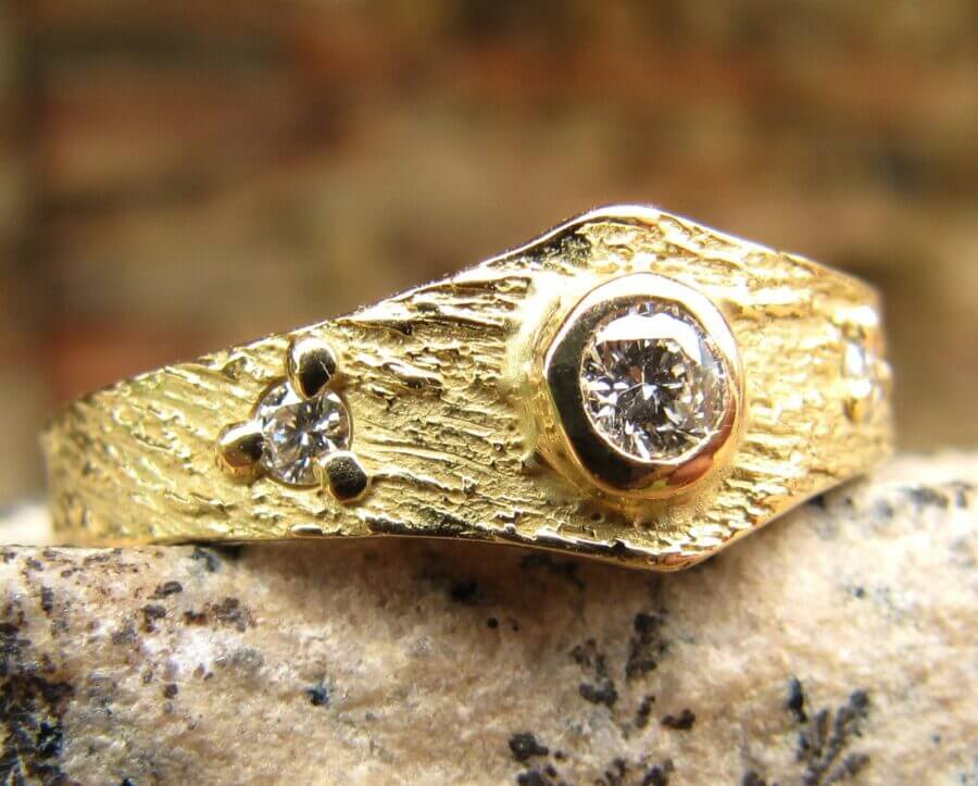 Bague Baiser d’étoile – Constellation Orion – Atelier du Soleil Fou Bague Baiser d'Étoile - Constellation de pierres précieuses Orion - trois diamants blancs - or jaune - texture minérale - Collection « Nos Inspirations : Découpe » - Atelier du Soleil Fou