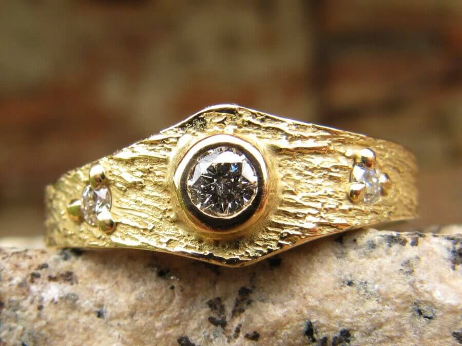 Bague Baiser d’étoile – Constellation Orion – Atelier du Soleil Fou Bague Baiser d'Étoile - Constellation de pierres précieuses Orion - trois diamants blancs - or jaune - texture magicien du printemps - Collection « Nos Inspirations : Découpe » - Atelier du Soleil Fou