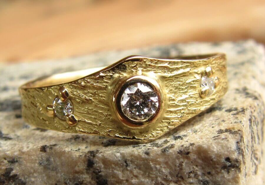 Bague Baiser d’étoile – Constellation Orion – Atelier du Soleil Fou Bague Baiser d'Étoile - Constellation de pierres précieuses Orion - trois diamants blancs - or jaune - texture minérale - Collection « Nos Inspirations : Découpe » - Atelier du Soleil Fou