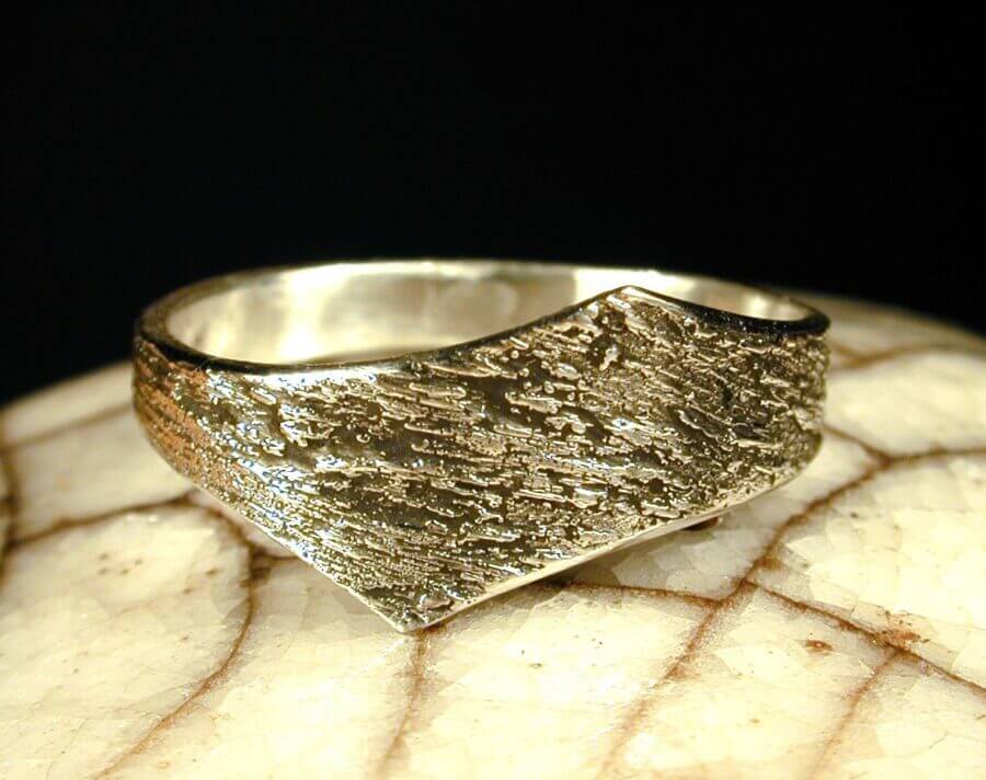 Bague Terre de Lune – Argent Patiné – Atelier du Soleil Fou Bague Terre de Lune - argent patiné - texture magicien du printemps - Collection « Nos Inspirations : Découpe » - Atelier du Soleil Fou