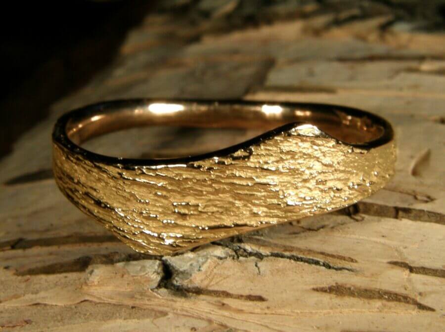 Bague Terre de Lune – Or Jaune -Atelier du Soleil Fou Bague Terre de Lune - or jaune - texture magicien du printemps - Collection « Nos Inspirations : Découpe » - Atelier du Soleil Fou