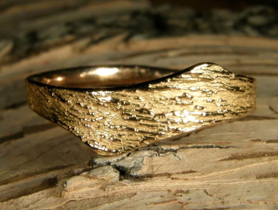 Bague Terre de Lune – Or Jaune -Atelier du Soleil Fou Bague Terre de Lune - or jaune - texture magicien du printemps - Collection « Nos Inspirations : Découpe » - Atelier du Soleil Fou