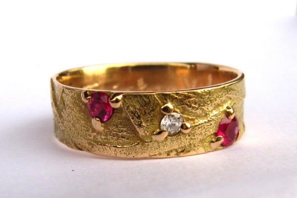 alliance de mariage artisanale avec diamants et rubis sur or jaune