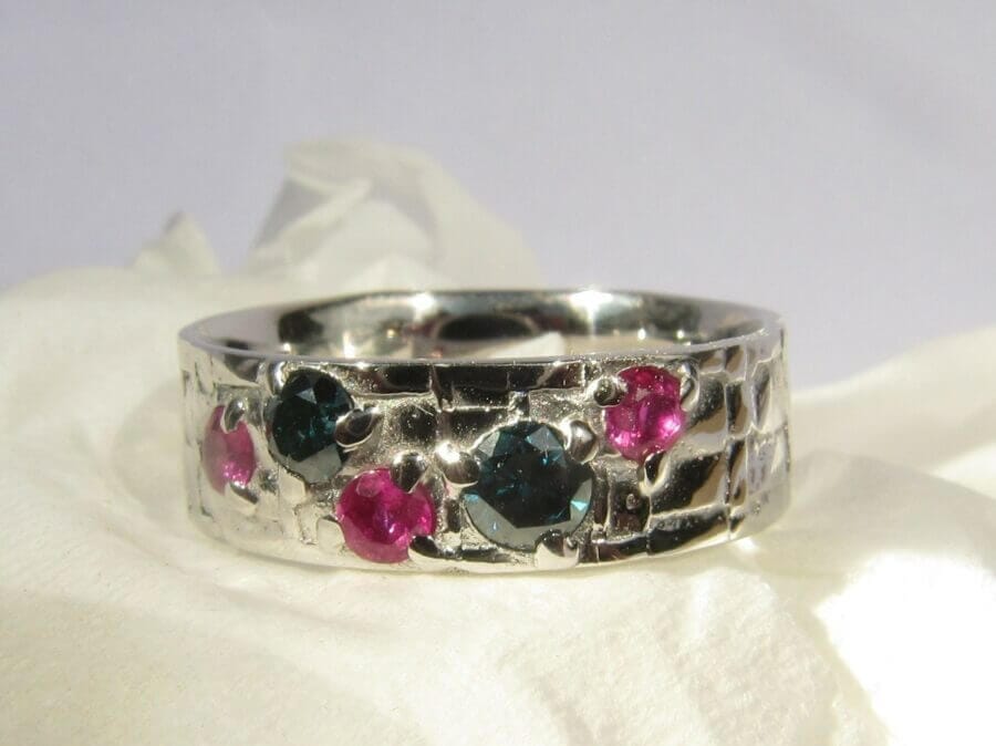 Alliance Eau de Soleil - or blanc rhodié - Diamants Bleus et Saphirs Roses - Collection « Nos Inspirations : Texture » - Atelier du Soleil Fou
