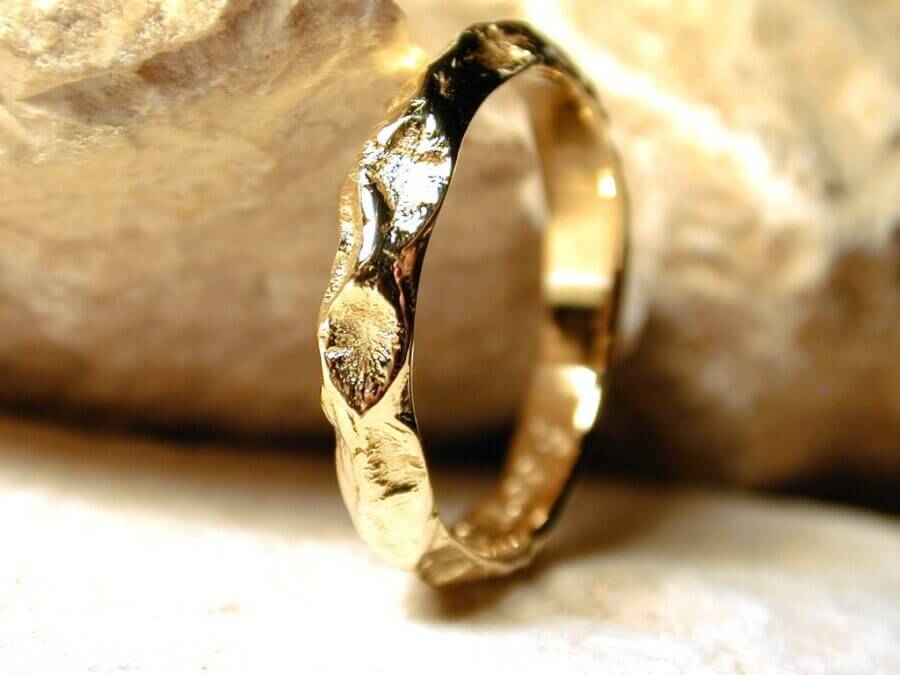 Forge de Vie – Or Jaune – Atelier du Soleil Fou Alliance Forge de Vie - or jaune - Collection « Nos Inspirations : Feu » - Atelier du Soleil Fou