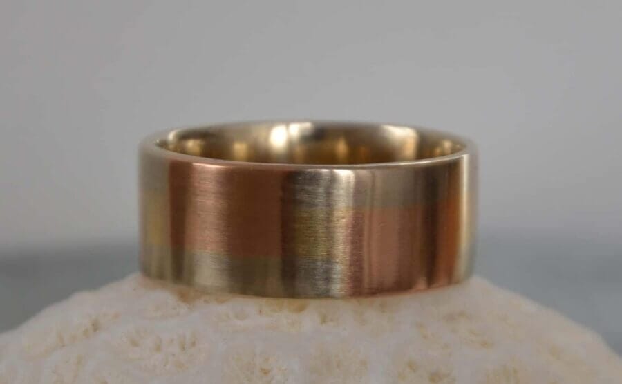 Alliance Old Timer – atelier du Soleil Fou Alliance Old Timer - trois ors - texture poli lumière brossé - Collection « Nos Inspirations : Épure » - Atelier du Soleil Fou