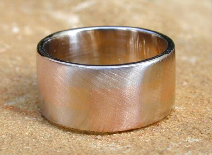 Alliance Old Timer XL – atelier du Soleil Fou Alliance Old Timer XL - trois ors - texture poli lumière brossé - Collection « Nos Inspirations : Épure » - Atelier du Soleil Fou