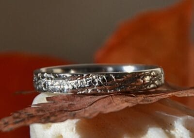 Alliance Regard de Coeur - platine - texture cuir - Collection « Nos Inspirations