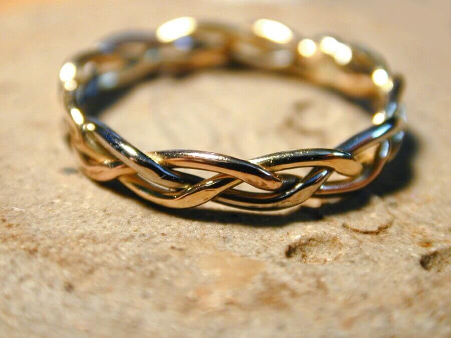Alliance Ronde des Prés - trois ors tressés - finition polie - Collection « Nos Inspirations : Médiéval » - Atelier du Soleil Fou