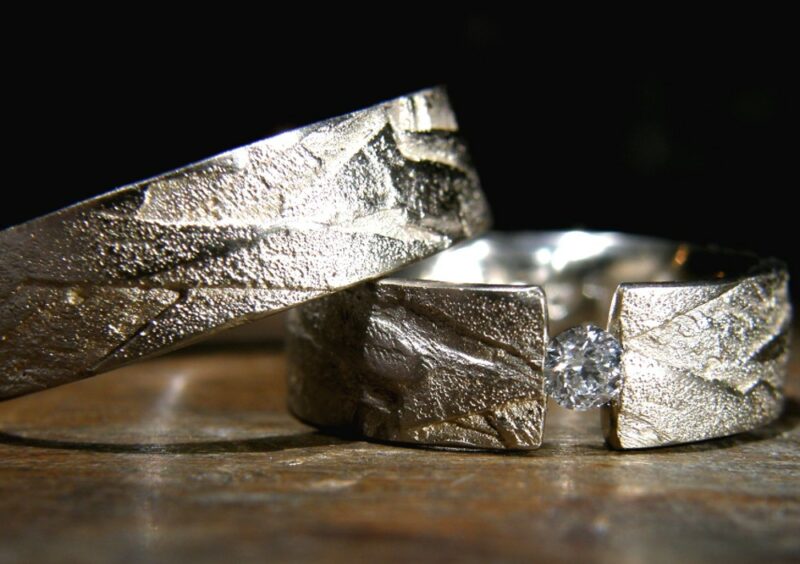 Alliance Silence du Vent - constellation de pierres précieuses Soleil - un diamant - or blanc naturel - texture minérale polie - atelier du Soleil Fou