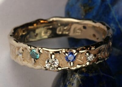 Alliance Sur la Route Éclats Stellaires - or blanc naturel - Diamants, Saphir, Émeraude - Collection « Nos Inspirations : Feu » - Atelier du Soleil Fou