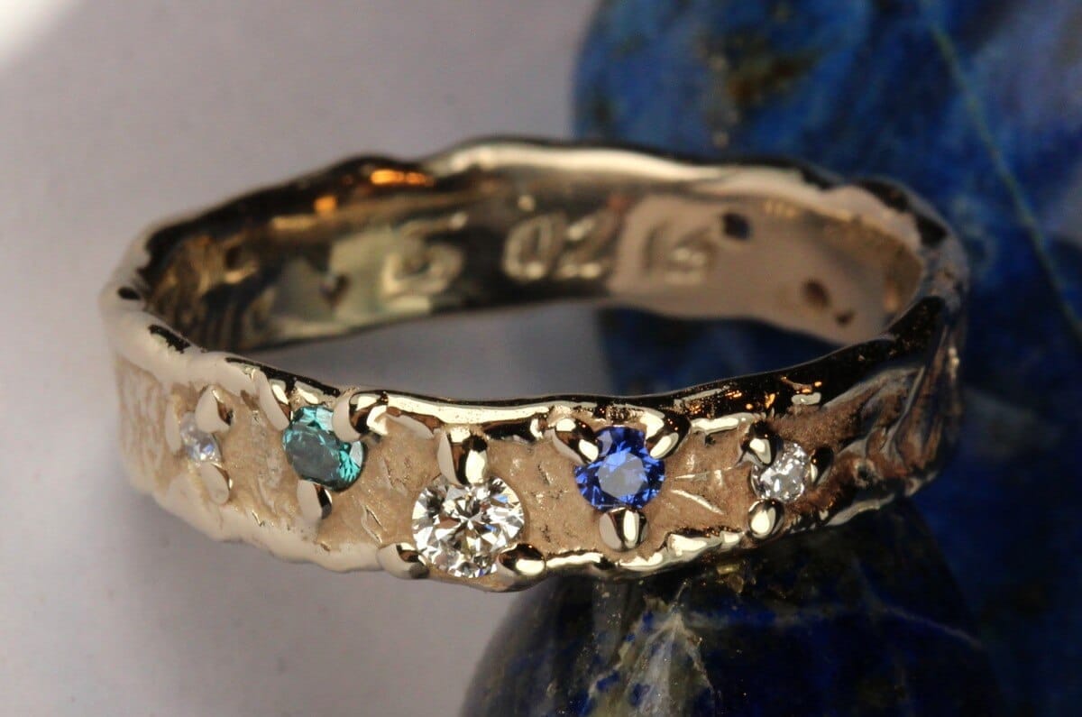 Alliance Sur la Route Éclats Stellaires - or blanc naturel - Diamants, Saphir, Émeraude - Collection « Nos Inspirations : Feu » - Atelier du Soleil Fou