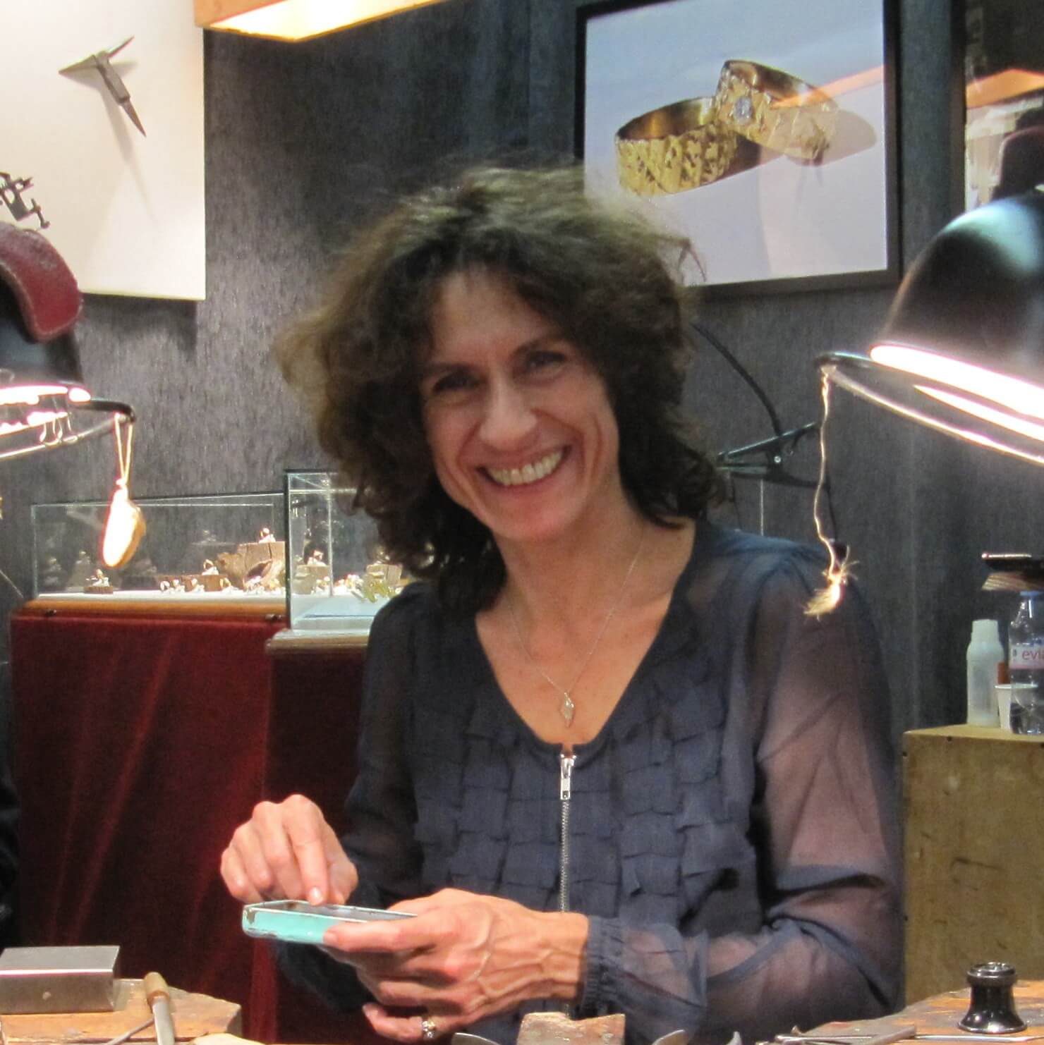 Anne Tamisier au showroom de l'atelier du Soleil Fou Anne Tamisier - directrice du showroom parisien de l'atelier du Soleil Fou.
