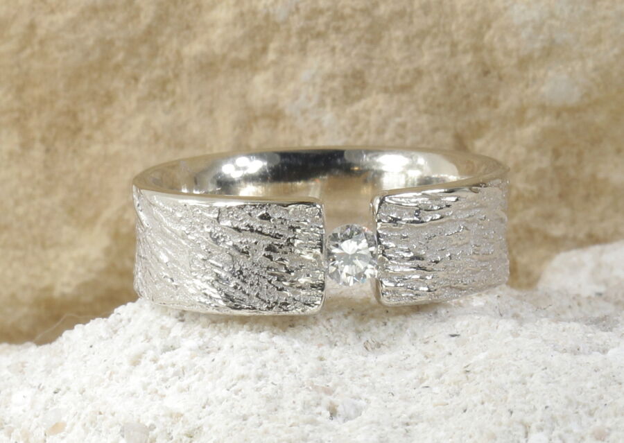 Alliance Silence avec un diamant blanc de trois mm. Alliance Silence avec un diamant blanc de trois mm.