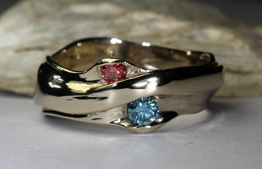 Alliance Galaxie d'Amour - constellation de pierres précieuses Étoile Jumelle - un diamant rose et un diamant bleu - or blanc naturel - texture plissage - Collection « Nos Inspirations : Épure » - Atelier du Soleil Fou