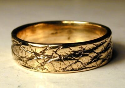 Alliance Regard de Coeur - or jaune patiné - texture cuir - Collection « Nos Inspirations : Texture » - Atelier du Soleil Fou