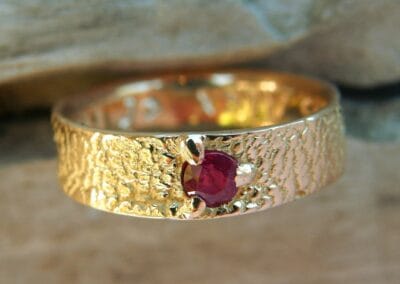 Alliance Voyage avec Toi - constellation de pierres précieuses Soleil - un rubis - or jaune - Collection « Nos Inspirations