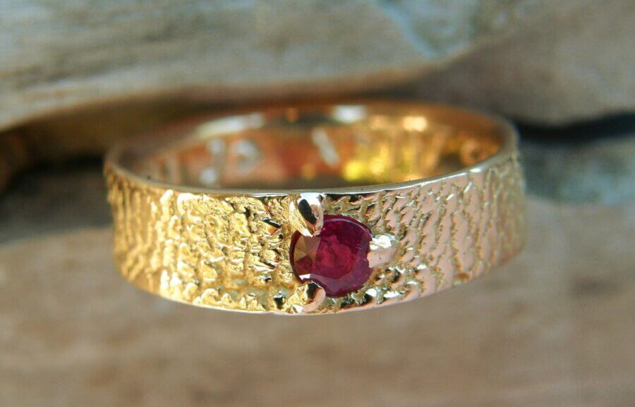 Alliance Voyage avec Toi - constellation de pierres précieuses Soleil - un rubis - or jaune - Collection « Nos Inspirations