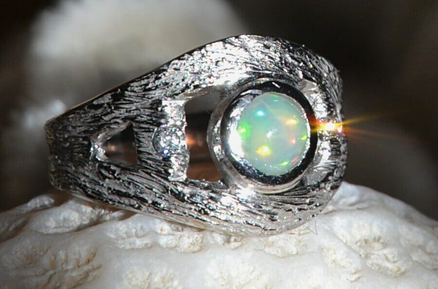 Bague Rayon de Lune - constellation de pierres précieuses soleil - une opale - or blanc rhodié - texture magicien du printemps - Atelier du Soleil Fou