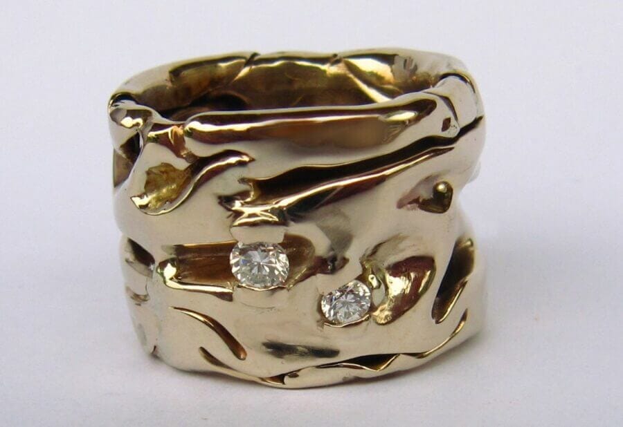 Bague Soleil Radieux – Constellation Étoile Jumelle – Atelier du Soleil Fou Bague Soleil Radieux - constellation de pierres précieuses Étoile Jumelle - deux diamants blancs - or jaune - finition poli sculpté - Collection « Nos Inspirations : Épure » - Atelier du Soleil Fou
