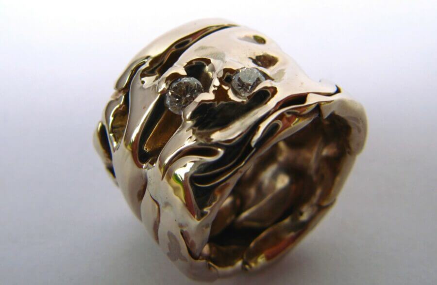Bague Soleil Radieux – Constellation Étoile Jumelle – Atelier du Soleil Fou Bague Soleil Radieux - constellation de pierres précieuses Étoile Jumelle - deux diamants blancs - or jaune - finition poli sculpté - Collection « Nos Inspirations : Épure » - Atelier du Soleil Fou