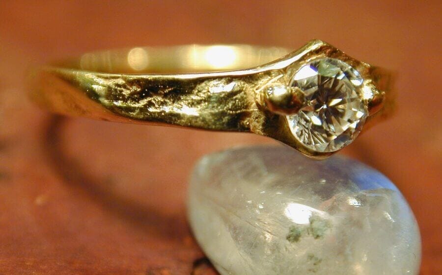 Bague Souffle du Temps – Constellation Soleil Blanc – Atelier du Soleil Fou Bague Souffle du Temps - constellation de pierres précieuses Soleil - un diamant - or jaune - texture magicien du printemps - Collection « Nos Inspirations