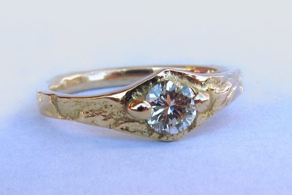Bague Souffle du Temps - constellation de pierres précieuses Soleil - un diamant - or jaune - texture magicien du printemps - Collection « Nos Inspirations