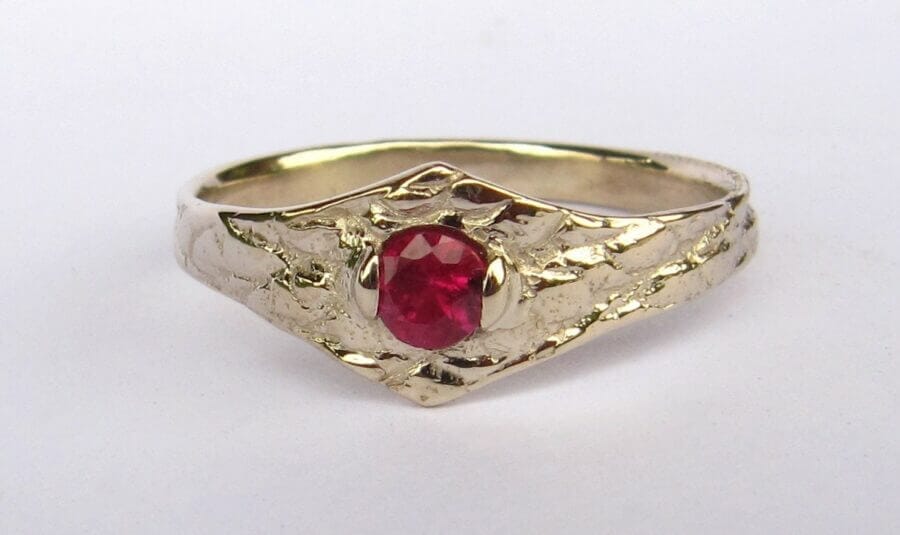Bague Souffle du Temps – Constellation Soleil Rubis – Atelier du Soleil Fou Bague Souffle du Temps - constellation de pierres précieuses Soleil - un rubis - or blanc naturel - texture magicien du printemps - Collection « Nos Inspirations : Découpe » - Atelier du Soleil Fou