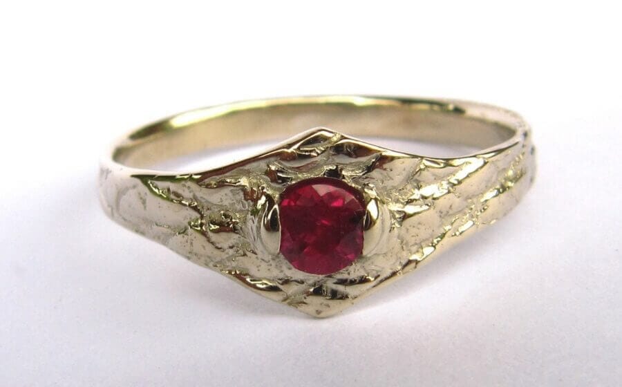 Bague Souffle du Temps - constellation de pierres précieuses Soleil - un rubis - or blanc naturel - texture magicien du printemps - Collection « Nos Inspirations : Découpe » - Atelier du Soleil Fou