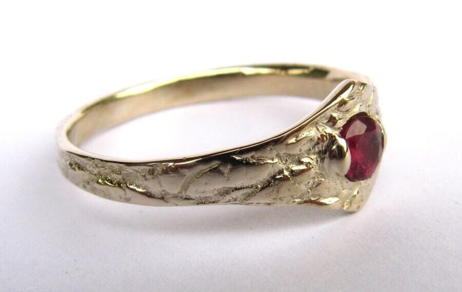 Bague Souffle du Temps – Constellation Soleil Rubis – Atelier du Soleil Fou Bague Souffle du Temps - constellation de pierres précieuses Soleil - un rubis - or blanc naturel - texture magicien du printemps - Collection « Nos Inspirations : Découpe » - Atelier du Soleil Fou