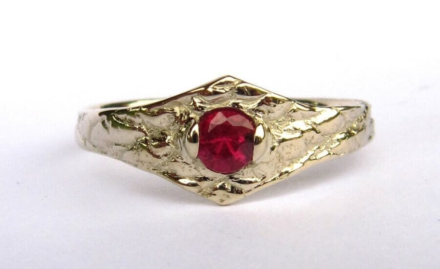Bague Souffle du Temps – Constellation Soleil Rubis – Atelier du Soleil Fou Bague Souffle du Temps - constellation de pierres précieuses Soleil - un rubis - or blanc naturel - texture magicien du printemps - Collection « Nos Inspirations : Découpe » - Atelier du Soleil Fou