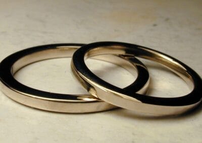 Duo d'alliances l'Esprit et la Matière - or blanc naturel - finition polie - Collection « Nos Inspirations : Épure » - Atelier du Soleil Fou
