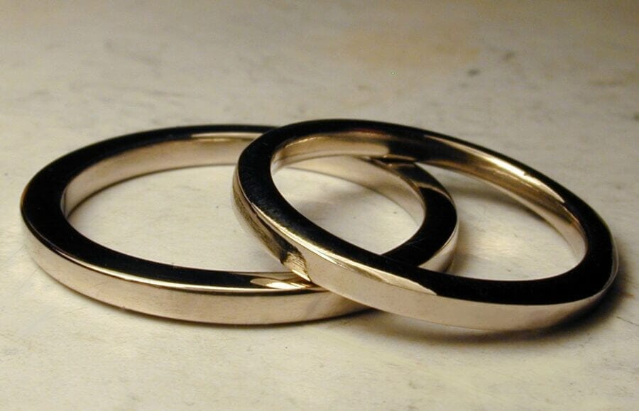 Alliances L’Esprit et la Matière – Or Blanc Naturel – Atelier du Soleil Fou Duo d'alliances l'Esprit et la Matière - or blanc naturel - finition polie - Collection « Nos Inspirations : Épure » - Atelier du Soleil Fou