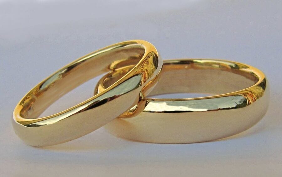 Duo d'alliances Love Tout Simplement - demi-joncs en deux largeurs - or jaune - texture poli lumière - Collection des bijoux originaux de mariage « Nos Inspirations : Épure » - Atelier du Soleil Fou