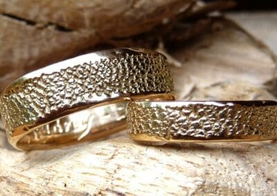 Duo d'alliances Voyage avec Toi en deux tailles - or blanc naturel - texture minérale - Collection « Nos Inspirations : Texture » - Atelier du Soleil Fou
