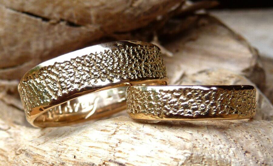 Duo d'alliances Voyage avec Toi en deux tailles - or blanc naturel - texture minérale - Collection « Nos Inspirations : Texture » - Atelier du Soleil Fou