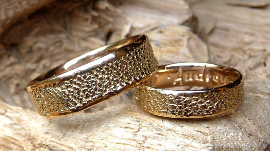 Duo d'alliances Voyage avec Toi en deux tailles - or blanc naturel - texture minérale - Collection « Nos Inspirations : Texture » - Atelier du Soleil Fou