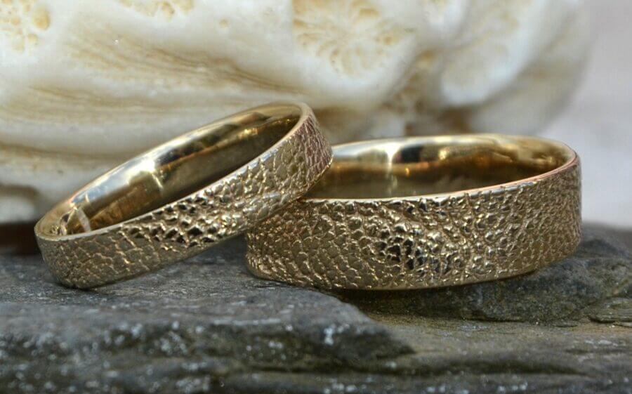 Alliances Voyage avec Toi – Atelier du Soleil Fou Duo d'alliances Voyage avec Toi en deux tailles - or blanc naturel - Collection « Nos Inspirations : Texture » - Atelier du Soleil Fou