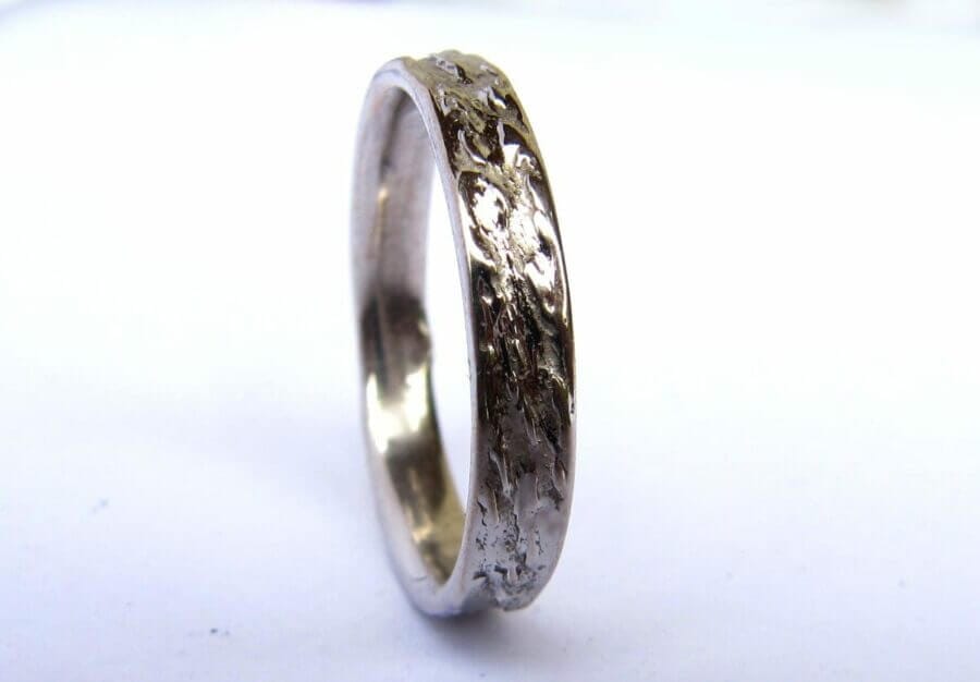 Alliance Être dans tes Bras – Or Blanc Rhodié – Atelier du Soleil Fou Alliance Être dans tes Bras - or blanc rhodié - texture écorce bois de hêtre - Collection « Nos Inspirations : Végétal » - Atelier du Soleil Fou