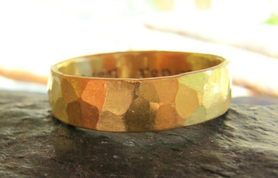 Alliance artisanale Miroir du Coeur – Or Jaune martelé Brossé – Atelier du Soleil Fou Alliance Miroir du Coeur - or jaune - alliance martelée brossée artisanale - Collection « Nos Inspirations : Épure » - Atelier du Soleil Fou