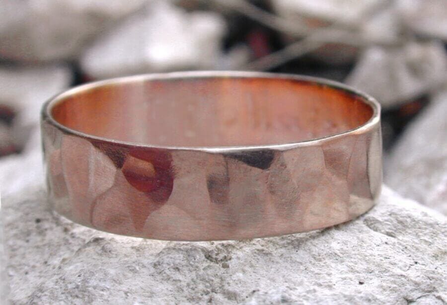 Alliance Miroir du Coeur – Or Rose – Atelier du Soleil Fou Alliance Miroir du Coeur - or rose - texture brut de martelage - Collection « Nos Inspirations : Épure » - Atelier du Soleil Fou
