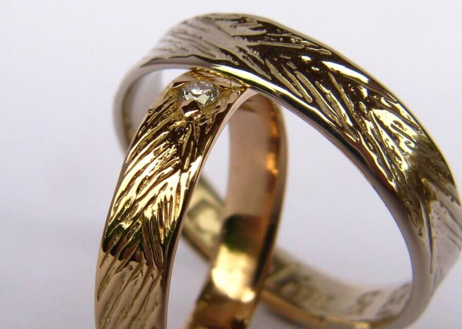 Duo d'alliances Arbre du Temple - or jaune et or jaune et diamant - texture écorce de coco - Collection « Nos Inspirations : Texture » - Atelier du Soleil Fou