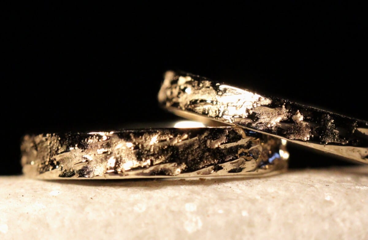 Duo d'alliances Être dans tes Bras - or blanc naturel - texture écorce bois de hêtre - Collection « Nos Inspirations : Végétal » - Atelier du Soleil Fou