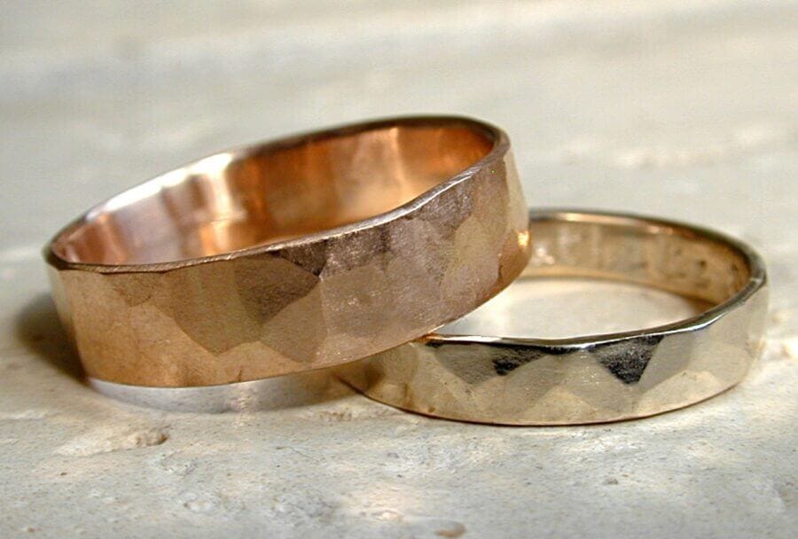 Alliances Miroir du Coeur – atelier du Soleil Fou Duo d'alliances Miroir du Coeuren deux largeurs - or rose et or blanc naturel - texture brut de martelage - Collection « Nos Inspirations : Épure » - Atelier du Soleil Fou