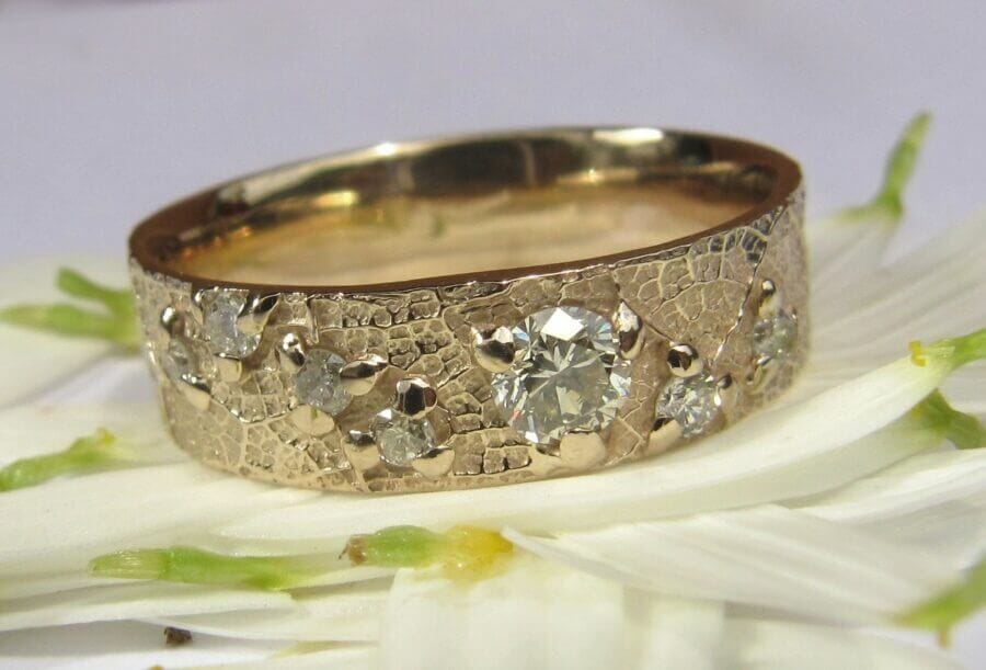 Alliance Craquement de Feuille – Constellation – Atelier du Soleil Fou Alliance - Constellation de pierres précieuses - quatre diamants blancs - or jaune - Collection « Nos Inspirations : Végétal » - Atelier du Soleil Fou
