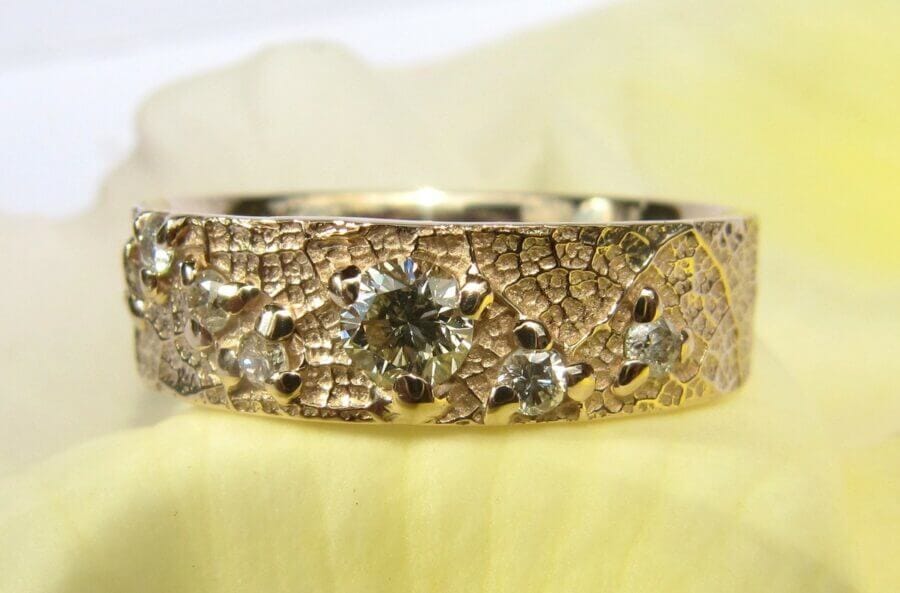 Alliance Craquement de Feuille – Constellation – Atelier du Soleil Fou Alliance Craquement de Feuille - or blanc naturel - diamants - Collection « Nos Inspirations : Végétal » - Atelier du Soleil Fou